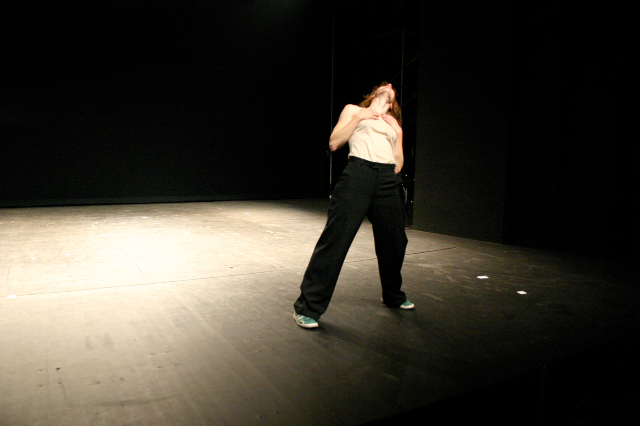 La danseuse Barbara Schlittler dans "Les artistes de la contrefaçon" de Christian Geffroy Schlittler danse un extrait de Danzon de Pina Bausch
