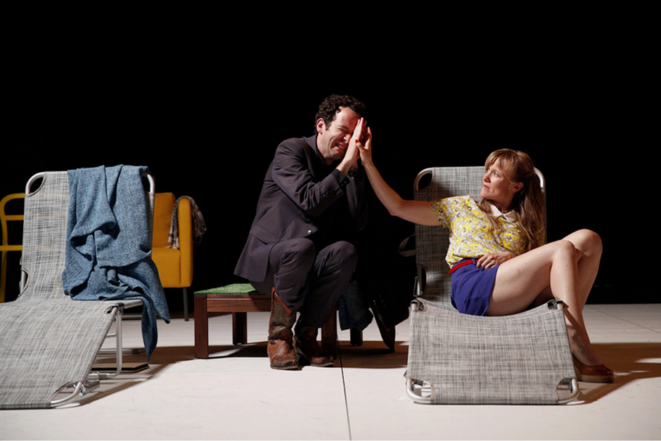 Les comédiens David Gobet et Julie-Kazuko Rahir dans l'Ane et le ruisseau d'Alfred de Musset mis en scène par Christian Geffroy Schlittler