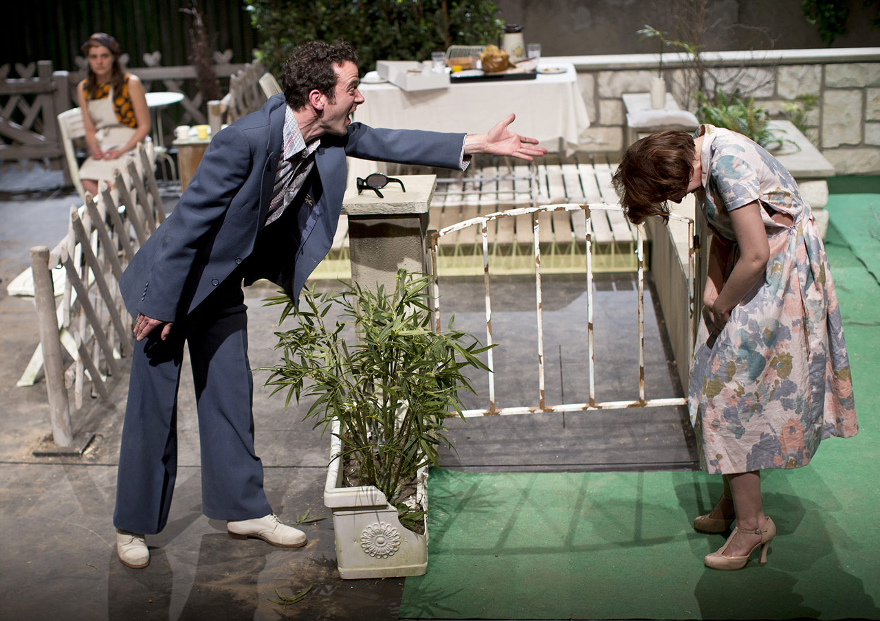 Les deux acteurs, David Gobet (Dom Juan) et Elodie Bordas (Elvire) dans le spectacle "Dom Juan" de Christian Geffroy Schlittler (2014)