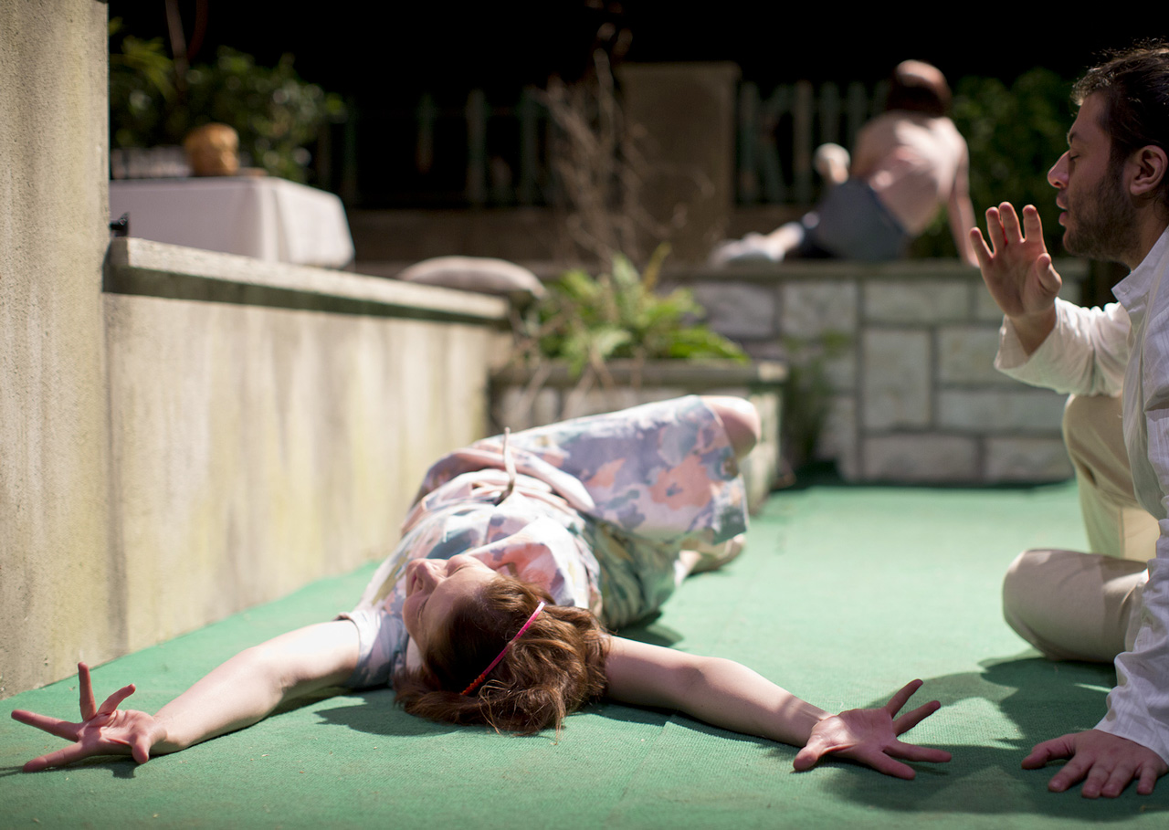 Les deux comédiens Elodie Bordas et Alain Borek dans "C'est une affaire entre le ciel et moi"