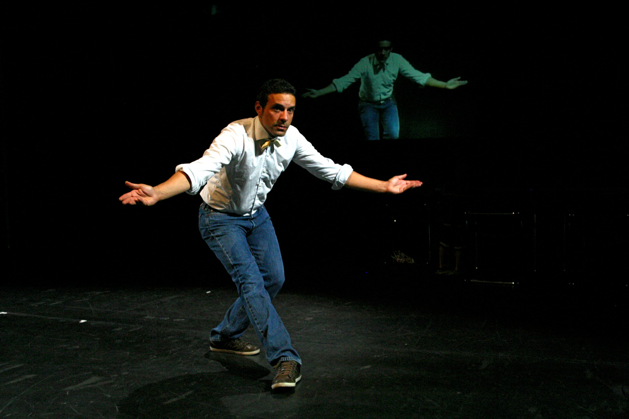 L'acteur Olivier Yglesias dans le spectacle "Les artistes de la contrefaçon", une scène qui reprend Philippe Caubère